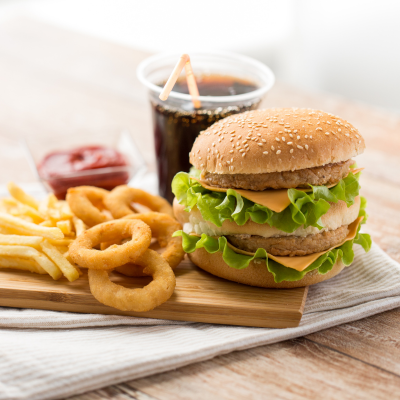 foto de um sanduiche com refrigerante de fast food